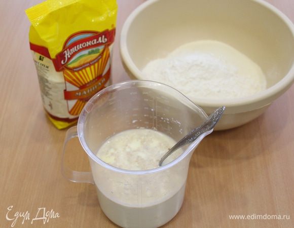 В теплое молоко добавить сухие дрожжи и сахар. Накрыть и оставить на 15 минут. Смешать в отдельной миске манную крупу ТМ «Националь» и муку, соль.