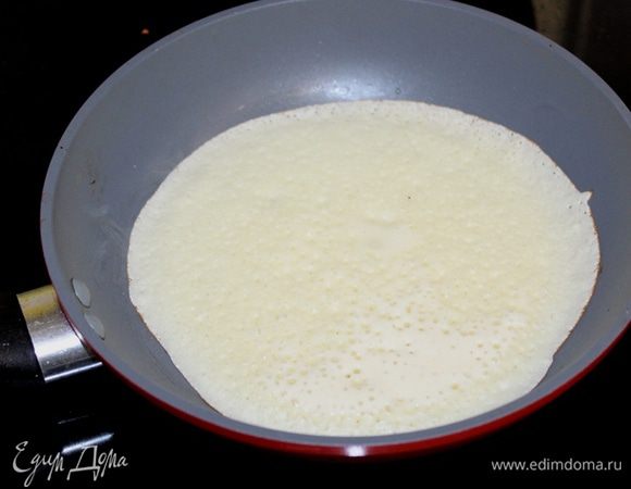 Сковороду хорошо разогреть и смазать подсолнечным маслом.