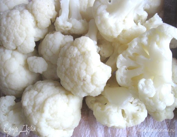 Цветную капусту помыть, разобрать на соцветия средней величины, опустить в кипящую подсоленную воду, которая только прикрывает капусту, примерно на 10 минут (довести ее до полуготовности). Воду слить, соцветия немного просушить, положив на салфетку. 