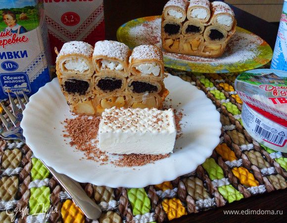 Можно полить запеканку ягодным соусом. Будет вкусно. А, с кусочком пломбира, посыпанного шоколадной стружкой — особенно вкусно! Угощайтесь!