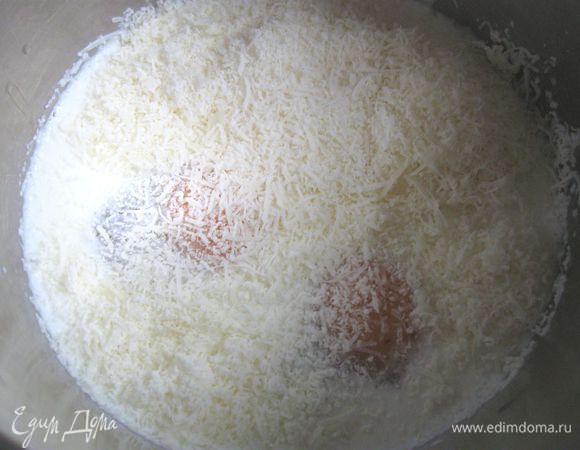 Приготовить заливку из молока, яиц и тертого на мелкой терке пармезана ( 40 г), сухих трав, соли. Смешать венчиком.

