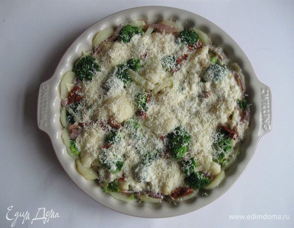 Посыпать овощи оставшимся пармезаном (35 г). 