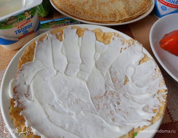 Намазываем творожно-сметанным кремом первый блин.