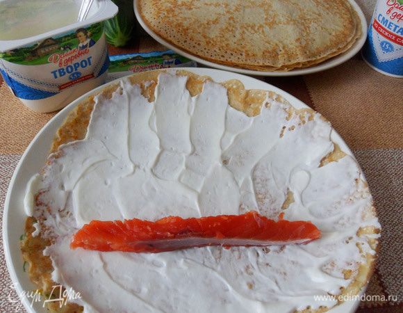 На него укладываем брусочек семги слабосоленой.