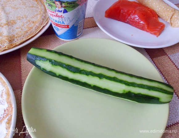 С помощью ножа для чистки овощей, сделаем огурчик полосатым для красоты.