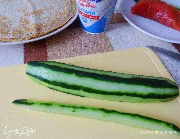Нарежем огурец брусочком.
