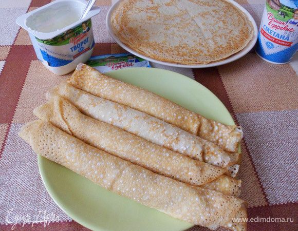 Два блина с семгой и два блина с огурцом. Для лучшей пропитки и «схватывания» поставить блины  в холодильник, хотя бы на 1 час.