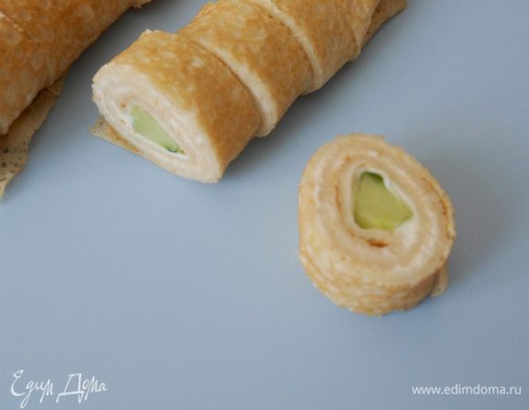 Блины охладились. Нарезаем блины толщиной около 2 см. Нарезаем блин с огурчиком.