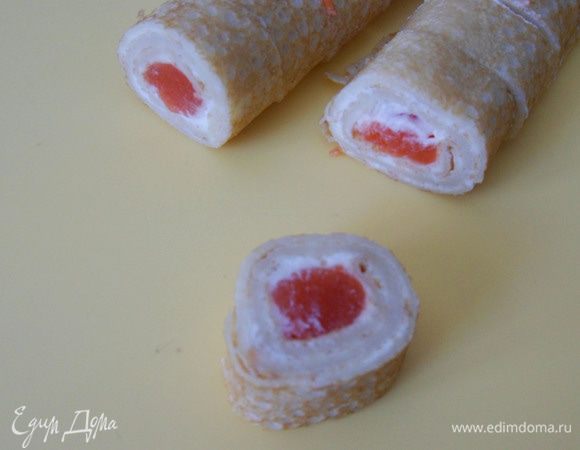 Нарезаем блин с семгой.