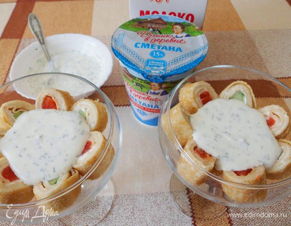 Сверху выкладываем столовую ложку сметаны с укропом.