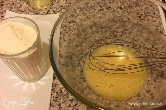В миске взбить яйцо, соль и растительное масло.