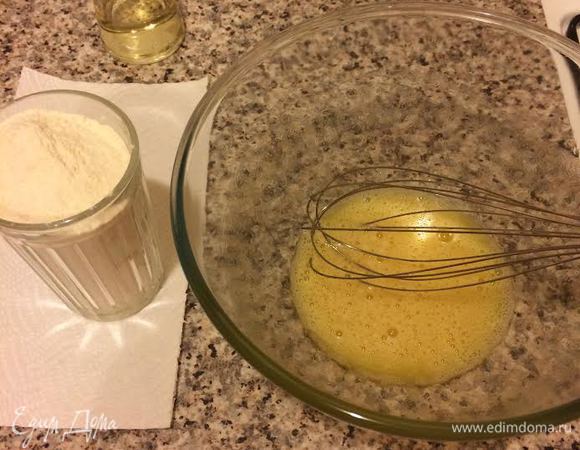 В миске взбить яйцо, соль и растительное масло.