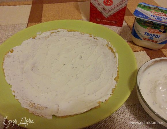 Намазываем творожно-сметанным кремом второй блин.