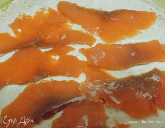 На него опять укладываем нарезку семги слабосоленой.