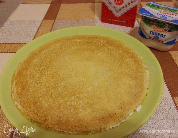 Накрываем третьим блином. Плотно прижимаем блины и начинку. Можно добавить еще один слой. Но, мне хотелось сделать канапе «на один укус», поэтому я ограничилась таким размером. Отправляем в холодильник, примерно на 1 час, для лучшей пропитки.