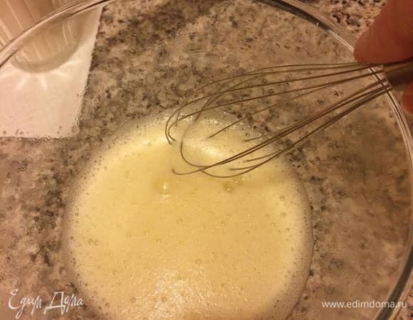 Добавить горячую воду и быстро перемешать венчиком.