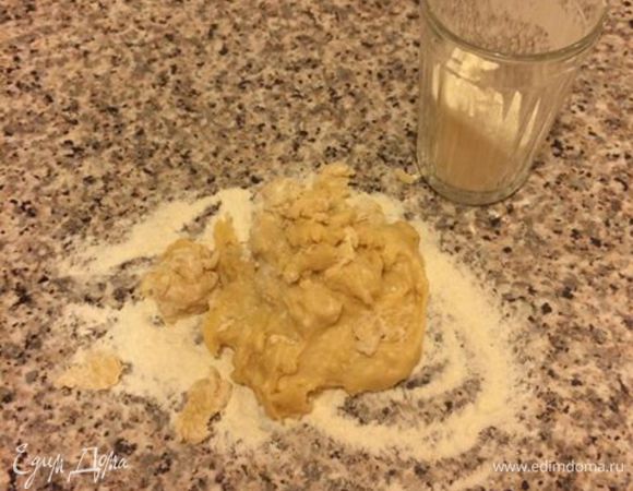 Рабочую поверхность присыпать мукой, переложить тесто и хорошо вымесить.