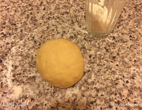 Должно получиться нежное, мягкое тесто, которое не липнет к рукам. Накрыть полотенцем и оставить на 40 минут.