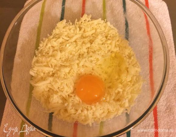 Начинка: сулугуни и имеретинский сыр натереть на терке и добавить яйцо.