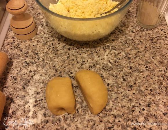 Тесто разделить на 2 части.