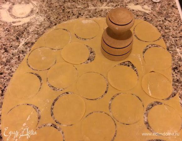 Раскатать 1 часть и вырезать кружки.