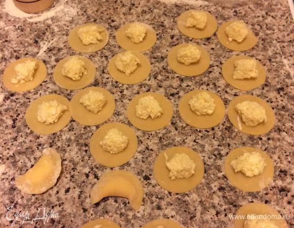 Выложить начинку.