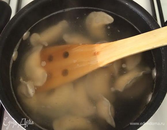 Отварить в подсоленной воде 5 — 6 минут.