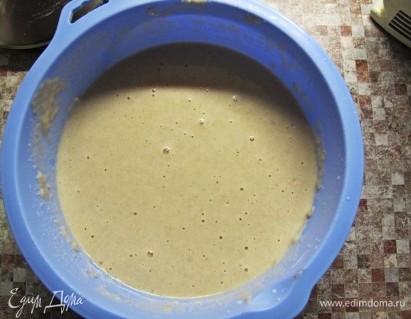 Смешиваем просеянную пшеничную и гречневую муку, соду, вливаем молочную смесь, замешивая тесто, тщательно перемешиваем, чтобы избежать комочков.