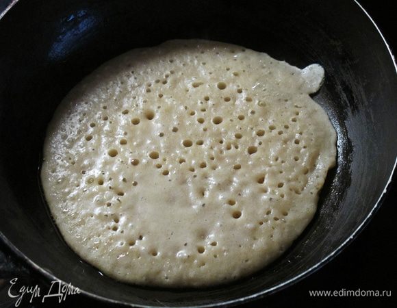 Выпекаем тонкие блинчики. Видно, какие они тонкие и пористые.