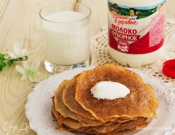 Готовые блинчики смазывать сливочным маслом.