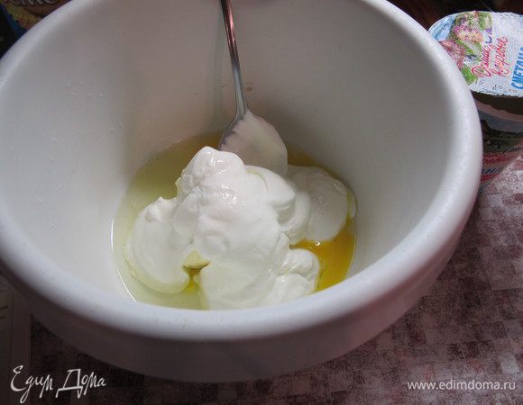 Мягкое масло смешать со сметаной и яйцом.