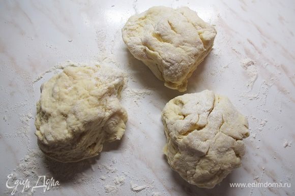 Муку просеять, смешать с содой, постепенно подсыпая к масляно-сметанной смеси, замесить мягкое тесто. Разделить на три части.