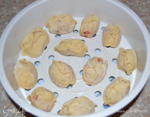 Чашу пароварки (или мультиварки) смазать растительным маслом, выложить в нее манты на расстоянии друг от друга. Варить на пару 40 минут. 