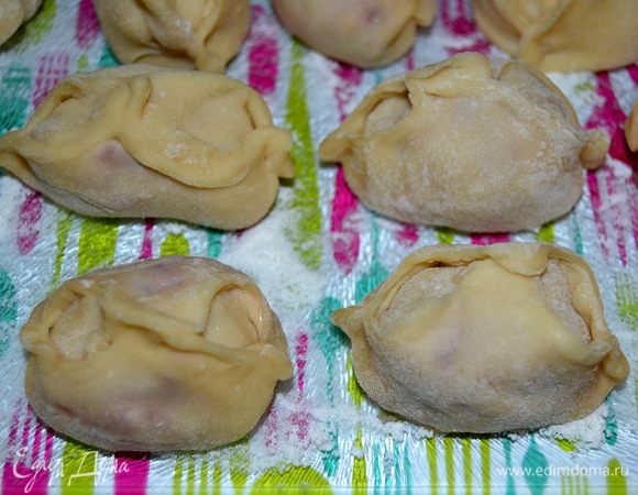 Защипать квадраты с начинкой. Способов защипывания мантов существует немало, мы больше любим, когда манты полностью закрыты, и вся жидкость (сок), образующаяся во время варки, остается внутри, что делает начинку более сочной и мягкой. 