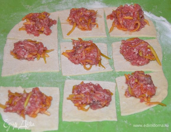 На каждый квадрат выложить начинку (примерно 1 ст. л.).