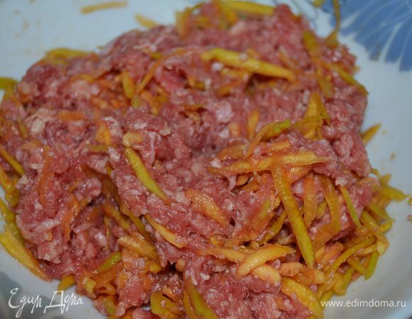 Говядину пропустить через мясорубку, тыкву натереть на терке, смешать их, посолить-поперчить по вкусу. По желанию можно добавить свежую зелень и любимые специи. 