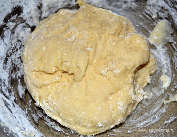 Соль растворить в теплой (30 — 35°С) воде. Яйца взбить, смешать с соленой водой. Добавить муку и замесить мягкое тесто. 