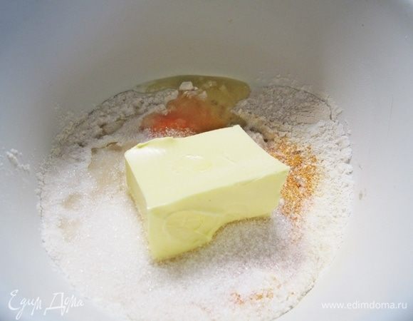 Масло должно быть мягким. Из перечисленных ингредиентов замесить первое тесто.
