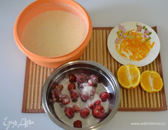 Для теста перемешиваем муку, манку ТМ «Националь», яйца, молоко, разрыхлитель, ванилин, сахар (по вкусу). Добавляем в тесто цедру апельсина и сок половины апельсина.