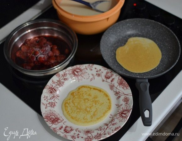 Выпекаем панкейки на сковороде с двух сторон, а тем временем варим клубнику с сахаром.