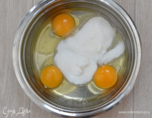 Яйца взбить с сахаром миксером до образования белой пены.