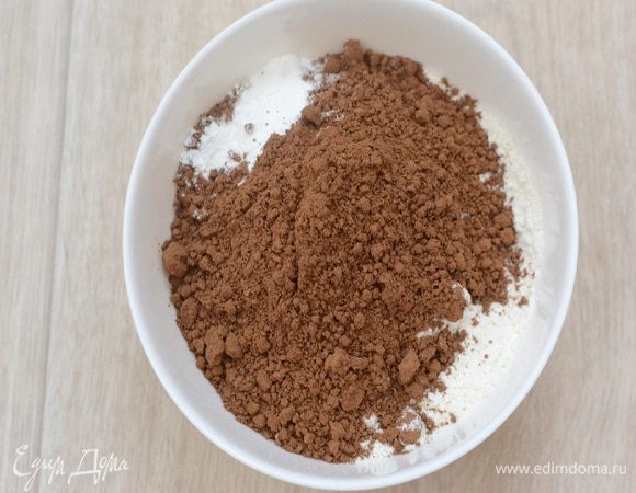 В отдельной миске соединить муку, разрыхлитель и какао-порошок, просеять.
