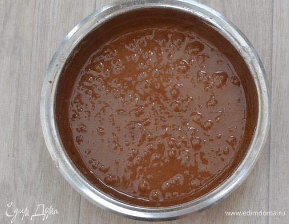 Затем мучную смесь добавить к яичной массе и хорошо перемешать до однородности.