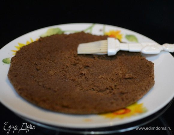 Форму для выпечки застелить пергаментом, вылить тесто в форму и выпекать при 180°С 25 — 30 минут. Готовый бисквит, полностью остудив, разрезать на два коржа. Желательно пропитать бисквит, можно это сделать сахарным сиропом либо просто жирными сливками.