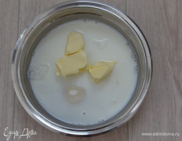 Молоко «Домик в деревне» смешать с маслом «Домик в деревне» и сахаром. Прогреть, помешивая, до полного растворения сахара и расплавления масла.