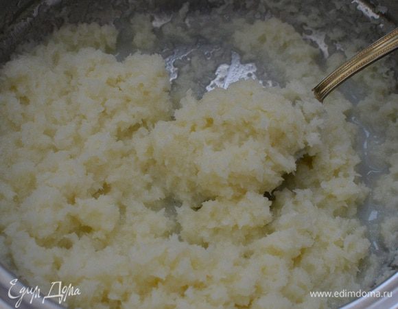 Добавить к молочной массе сразу всю порцию сухой кокосовой стружки, перемешать. Довести до кипения и варить, не забывая помешивать, на небольшом огне 10 — 20 минут. Когда стружка полностью впитает в себя жидкость и подзагустеет, снять с огня и дать остыть начинке.