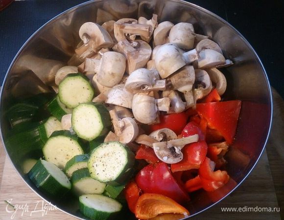 Овощи солим-перчим, збрызгиваем оливковым маслом.