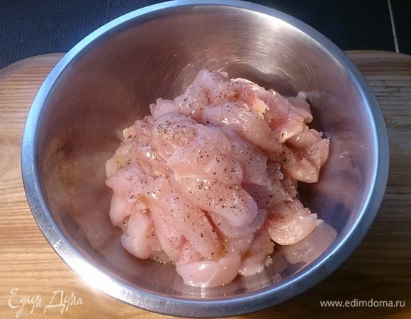 Куриную грудку солим-перчим, збрызгиваем оливковым маслом. 