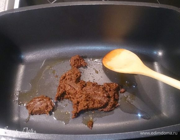 В глубокую емкость для тушения выкладываем пасту карри и слегка обжариваем на небольшом количестве оливкового масла.