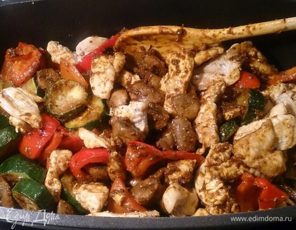 Добавляем жареные овощи, курицу и аккуратно перемешиваем.